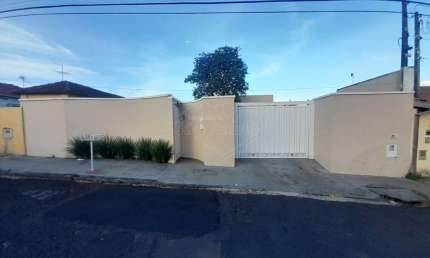 Casa com 3 quartos para alugar na Vila Xavier (Vila Xavier), Araraquara , 330 m2 por R$ 3.800