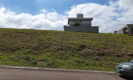 Terreno em aclive no condomínio fechado altos da quinta
