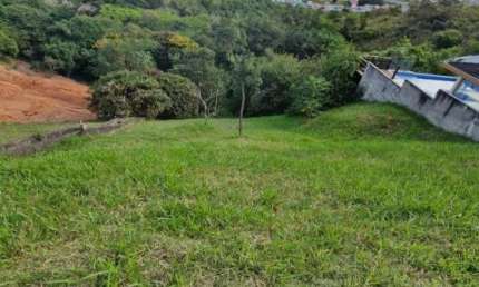 UM BELO TERRENO NO CONDOMÍNIO FECHADO MIRANTE DO VALE