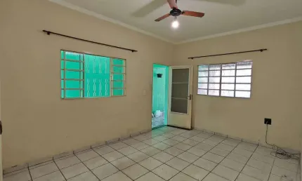 CASA TÉRREA DE 2 DORMITÓRIOS PARA ALUGAR NO FLAMBOYANT
