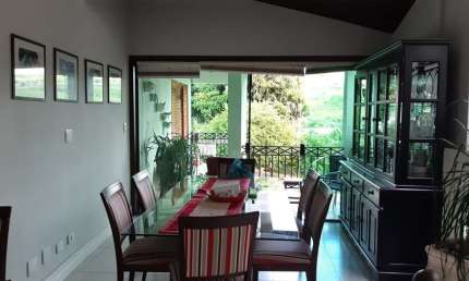 LINDA CASA ASSOBRADADA NO CONDOMÍNIO CHÁCARAS DOS LAGOS