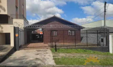 Vendo casa 03 dormitórios localizada no Bairro Tingui &#x2013; Curitiba