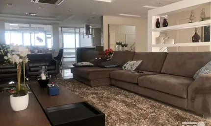 Casa com Piscina e 4 Quartos e Suítes na Pedra Branca