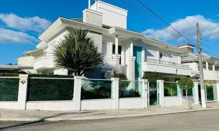 Casa com piscina e 4 quartos e suítes na pedra branca
