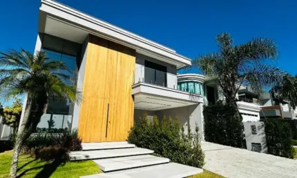 Casa com Piscina e 3 Quartos e Suítes na Pedra Branca