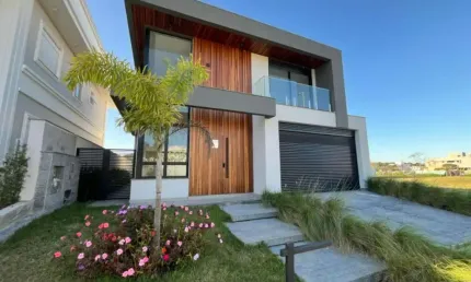 Casa de alto padrão com 3 suítes e piscina no bairro pedra branca – palhoça
