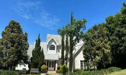 Casa de 556 m com grande área verde e quadra de tênis