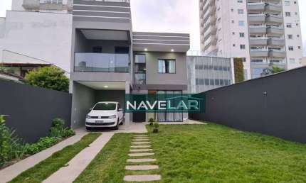 Lindo sobrado com 4 quartos no Centro de Itajaí próximo á igreja Matriz.