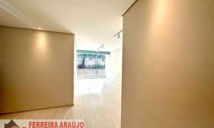 APARTAMENTO COM DUAS VAGAS DE GARAGEM, REPLETO DE ARMÁRIOS.