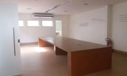 Prédio com salas comercias, há 200 metros do metrô borba gato.