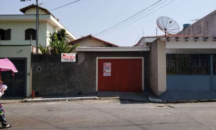 CASA TÉRREA COM  EDICULA E QUINTAL GRANDE, LOCALIZADO EM RUA ARBORIZADA.