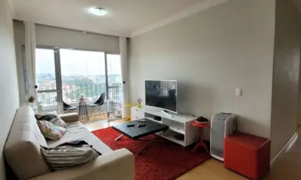 Apartamento com fino acabamento, repleto de armários.