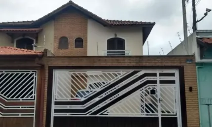 SOBRADO COM FINO ACABAMENTO, TRÊS SUÍTES NO MELHOR DA VILA MARARI.