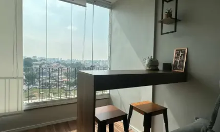 Apartamento com fino acabamento, repleto de armários.