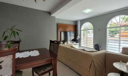 CASA COM 03 DORMITÓRIOS, 02 VAGAS DE GARAGEM NO JARDIM PRUDÊNCIA!