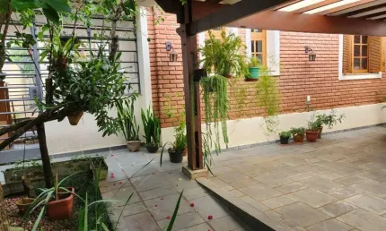 CASA TÉRREA A VENDA COM 03 QUARTOS, SENDO 02 SUÍTES, 04 VAGAS DE GARAGEM.