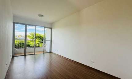 APARTAMENTO COM FINO ACABAMENTO, REPLETO DE ARMÁRIOS.