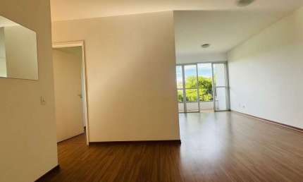 APARTAMENTO COM FINO ACABAMENTO, REPLETO DE ARMÁRIOS.