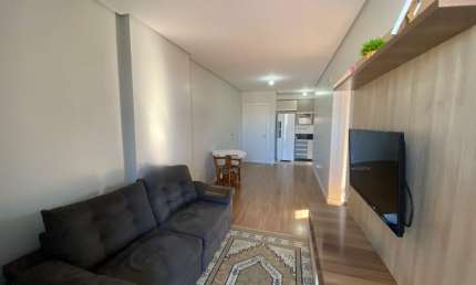 Belíssimo apto com 02 quartos, mobiliado e no centrão.