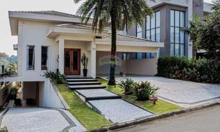 Residência Exclusiva no Jardim Golf I – Arquitetura Sofisticada, Conforto Térreo e Vista Deslumbrante