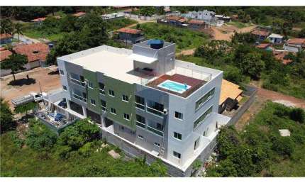Apartamento com excelente acabamento e vista mar permanente.