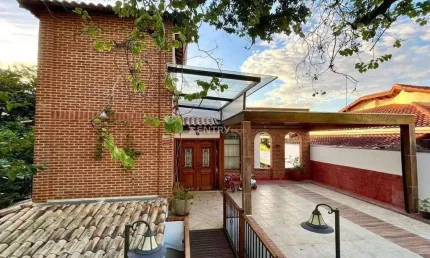 Casa à venda com 4 dormitórios sendo 3 suítes, integrado a natureza muita privacidade em condomínio fechado as margens da rodovia a 25 minutos de SP.