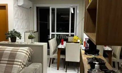 Apto á venda 2 dormitórios sendo 1 suíte, rico em planejados sacada envidraçada por R$ 550 mil no Bairro Engordadouro