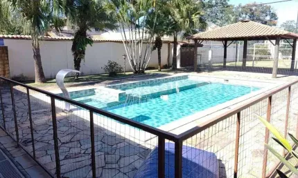 CASA TÉRREA EM CONDOMÍNIO COM 4 DORMITÓRIOS, 3 BANHEIROS, 4 VAGAS, PISCINA, CAMPO GRAMADO, ÁREA GOURMET, 3 SALAS, COZINHA PLANEJADA, TERRENO DE 1.400M2, A.C  479M2, MEDEIROS, JUNDIAÍ-SP
