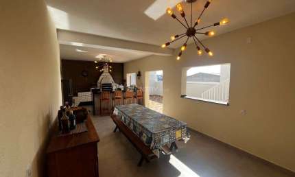 Casa em Campo limpo mobiliada com 3 dormitórios e area gourmet, escritório, salão de festas!