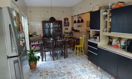 CASA TÉRREA COM 2 DORMITÓRIOS,  SALA DE ESTAR E JANTAR,  COZINHA, LAVANDERIA,  2 VAGAS,  1 SALÃO, COM MAIS 2 CASAS , TERRENO DE 250M2, JARDIM DAS TULIPAS,  JUNDIAÍ-SP