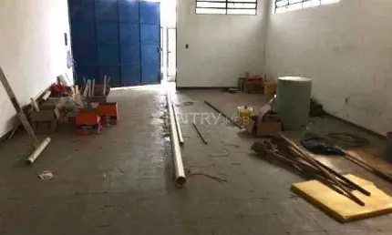 Galpão COMERCIAL para LOCAÇÃO com 3 salas, 2 banheiros no 2° pavimento, 252m2 AT no bairro Vila Galvão em Jundiaí/SP