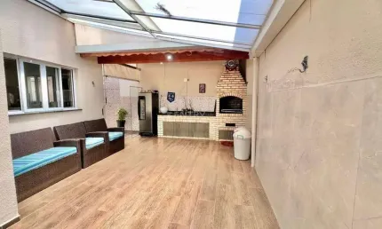 EXCELENTE SOBRADO COM 3 DORMITÓRIOS, SALA 2 AMBIENTES, COZINHA, ÁREA GOUMET, IMÓVEL RICO EM MÓVEIS PLANEJADOS, 146M2, LOCALIZADO EM CONDOMÍNIO NO BAIRRO MEDEIROS, JUNDIAÍ-SP.  ACEITA PERMUTA POR APART