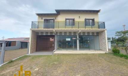 Casa 3 Dormitórios à venda no Bairro Nova Tramandaí com 180 m² de área privativa - 1 vaga de garagem