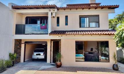 Casa 4 Dormitórios à venda no Bairro Centro com 180 m² de área privativa - 2 vagas de garagem