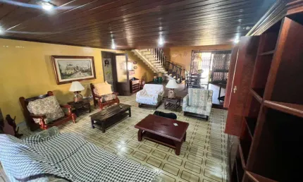 Casa 5 Dormitórios à venda no Bairro Centro com 280 m² de área privativa - 2 vagas de garagem