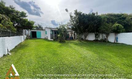 Se procura um lar confortável e bem localizado, essa casa é para você!