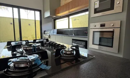 Casa térrea de Alto Padrão à venda no Condomínio - Lote de Esquina Privilegiado*   Valor: R$ 1.400.000,00