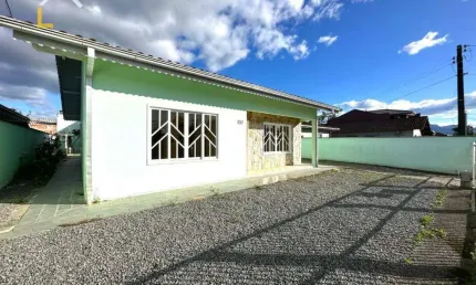 Casa à venda na Vila Nova em Joinville, por 611 mil