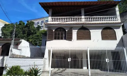 Asset Imóveis vende casa triplex com 4 quartos (1suíte), 203m², por R$ 430.000 - Fonseca - Niterói/RJ