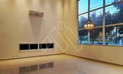 Sobrado com 3 suítes, vagas para 14 veículos, área construída de 298,00m², no condomínio Sun Lake.