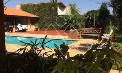 Casa Waldemar Hauer com 5 dormitórios, vaga para 5 veículos, 400m² de área útil, piscina, mobiliada