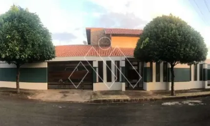 Excelente sobrado em 3 níveis e com piscina no Jd. Santa Monica