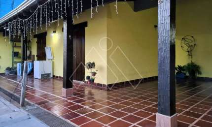 Casa assobradada com 4 quartos (1 suíte) e piscina, no Jd Champagnat e próximo do Com-Tour Shopping