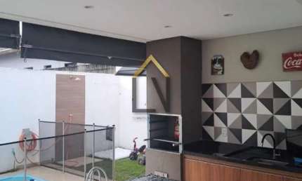 Sobrado com Piscina em Condomínio Fechado – Conforto e Segurança