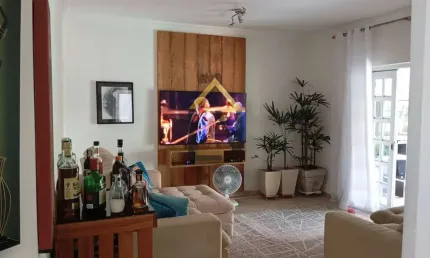 Vende-se sobrado com 3 dormitórios,1suíte, área gourmet com piscina e 270m²