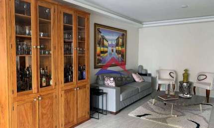 4 dormitórios (2 suites, 1 com closet), todo reformado, em excelente localização