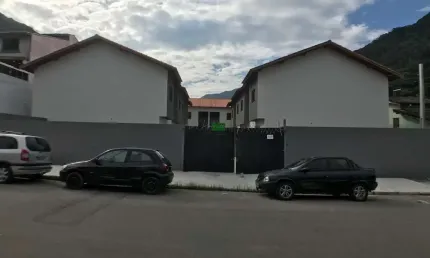 Casa em condomínio com 2 suítes a venda . Bairro cidade jardim , Caraguatatuba Sp