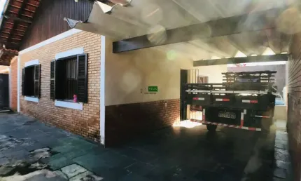 Compre casa com 2 quartos sendo 1 suíte , piscina e churrasqueira . Praia das palmeiras