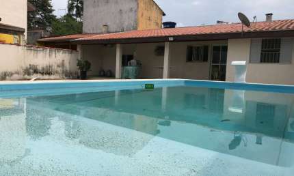 Compre casa com 2 suítes, edícula, varanda gourmet, área verde e piscina no jardim gaivotas em Caraguatatuba Sp
