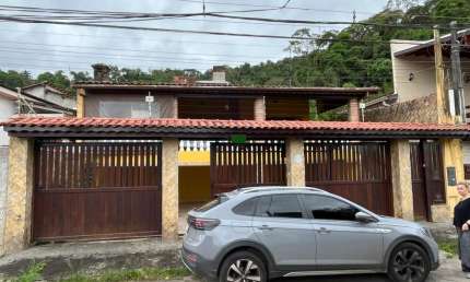 Casa para locação, com 3 suítes, localizada ao lado do centro de Caraguatatuba
